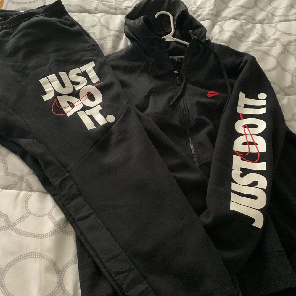 Nike Sweatsuit. Zip up hoodie and jogger pants